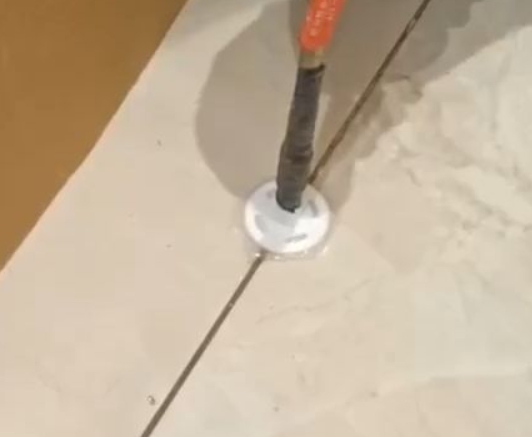 南川瓷砖空鼓维修公司专业解答瓷砖在铺贴过程中，如果没有涂抹均匀到位的粘结材料（如水泥砂浆或瓷砖胶），可能会导致以下问题