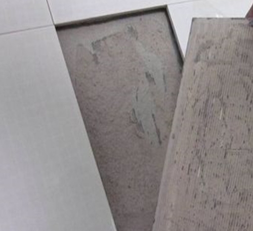 南川瓷砖空鼓维修公司分享瓷砖铺贴时如果打浆（即涂抹在瓷砖背面和基层上的砂浆或瓷砖胶）过少，会带来以下问题